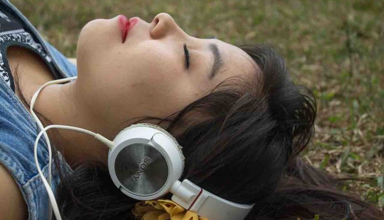 Consejos para evitar que los audífonos dañen tu oído