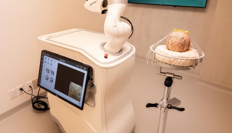 LAZARD Hair Restoration abre clínica en CDMX y trae a México su moderno robot con inteligencia artificial para los trasplantes de cabello